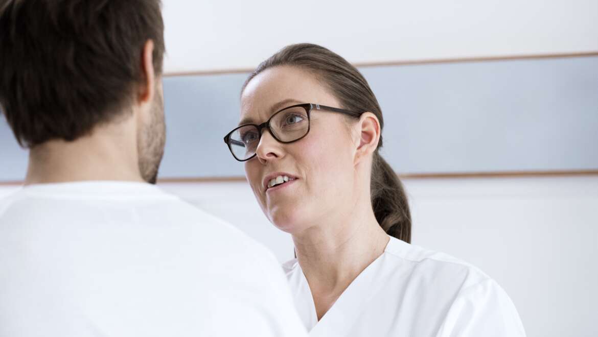 nurse and patient in discussion (1)